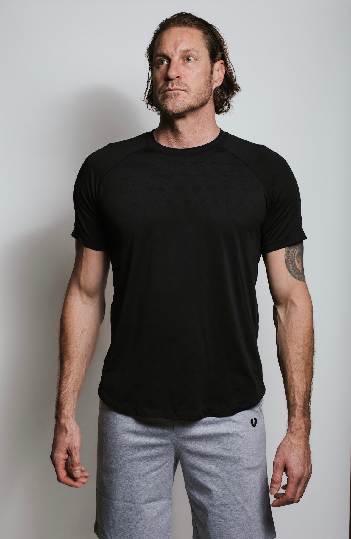 Tall men's performance tee in black – moisture-wicking and breathable training shirt