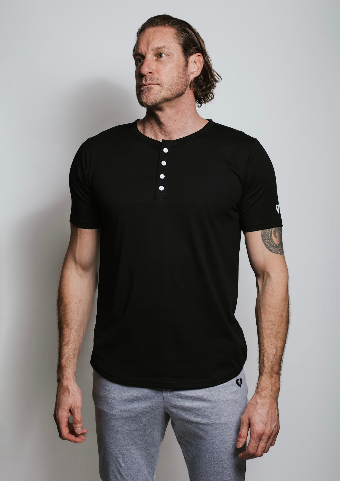 Tall men's short-sleeve Henley in black  – premium cotton, slim fit"

